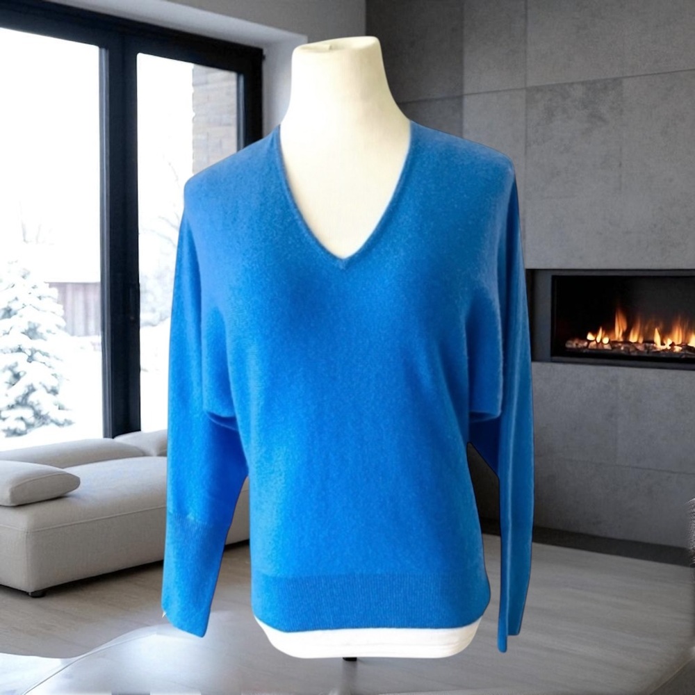 VERTICAL DESIGN 2-PLY CASHMERE THICK BLUE V-NECK DOLMAN SLEEVE SWEATER